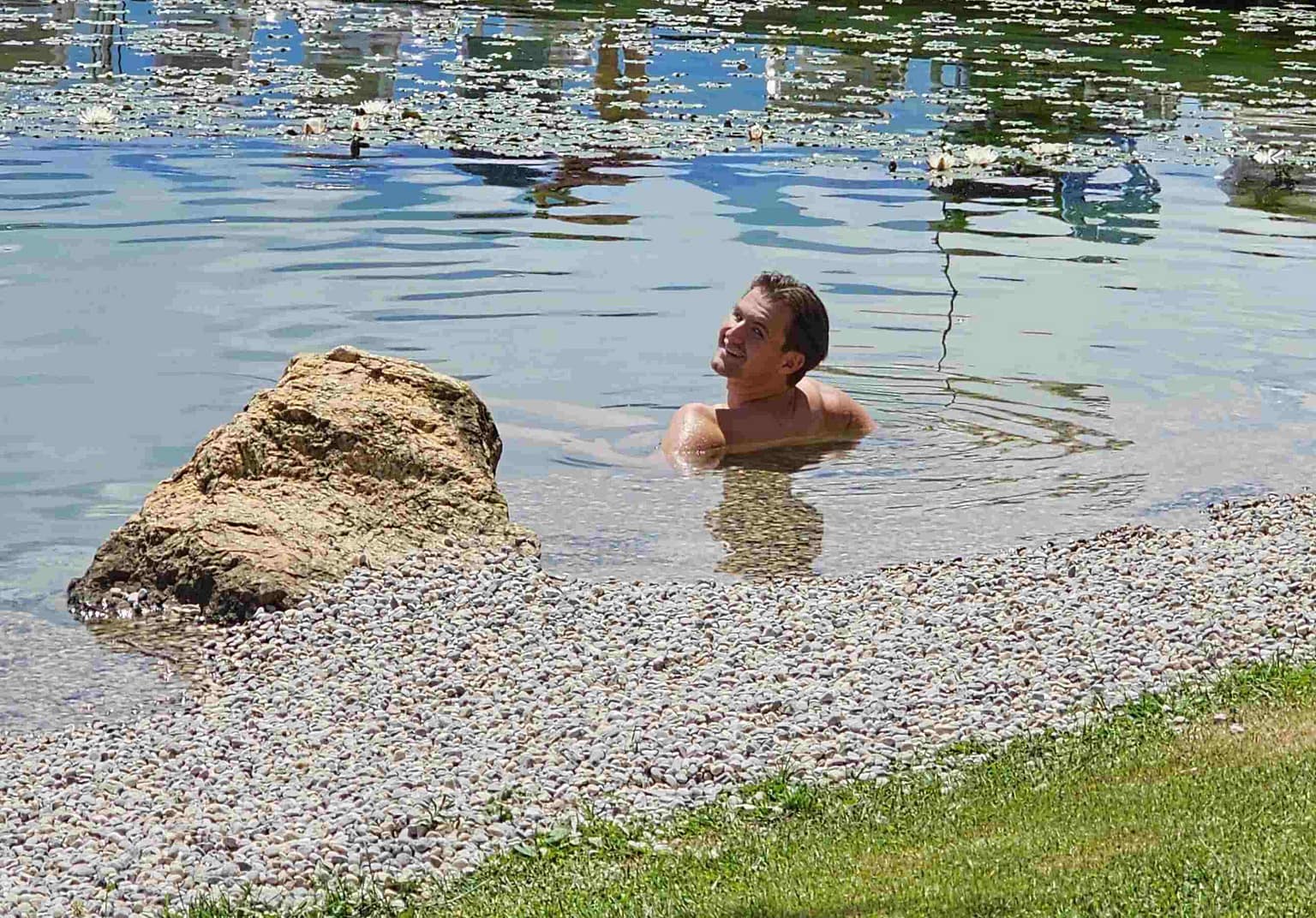 Traumhaft flach verlaufendes Seeufer am hauseigenen Badestrand des barrierefreien Familien-Strandhotel Orchidee am Klopeiner See Südkärnten